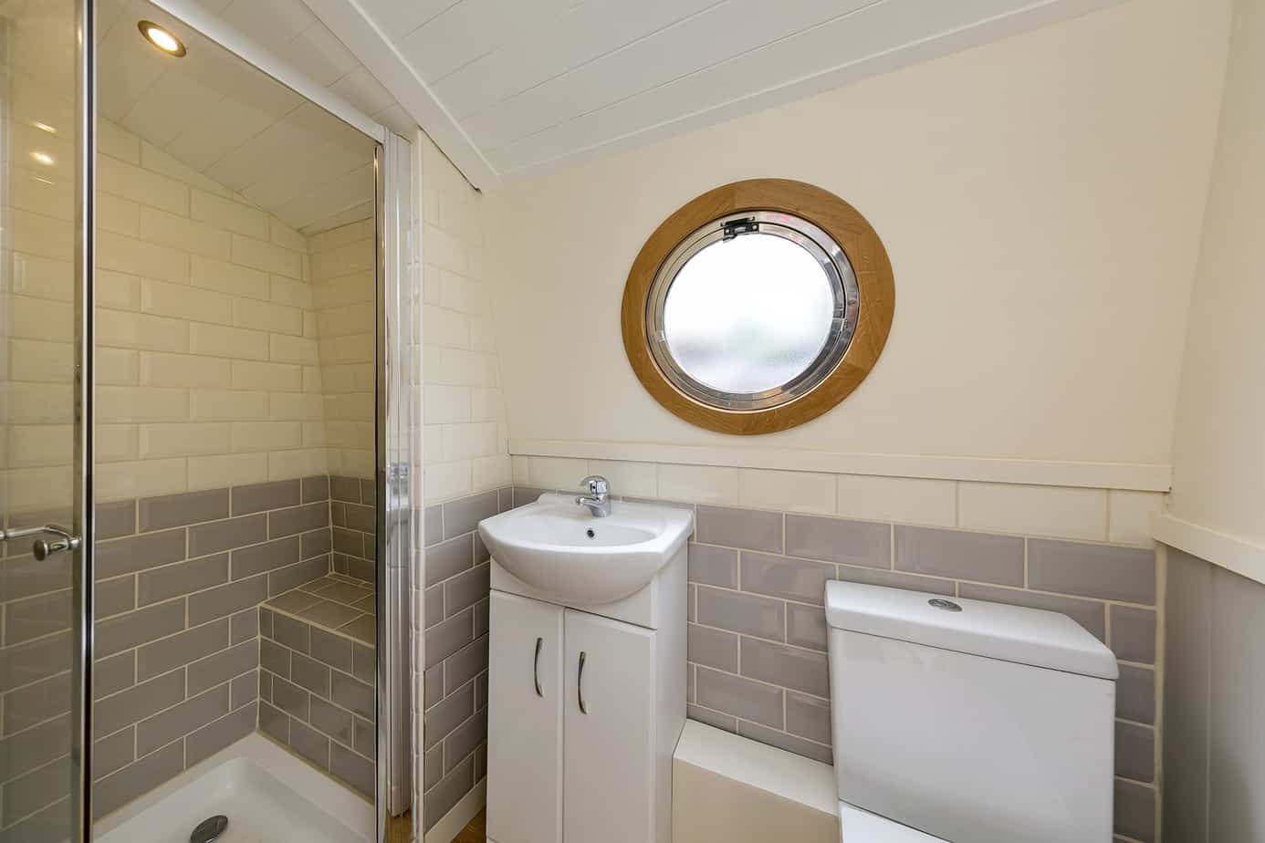 Widebeam-narrowboat-for-sale-Shower-room-Home-Comforts TW12 2HF