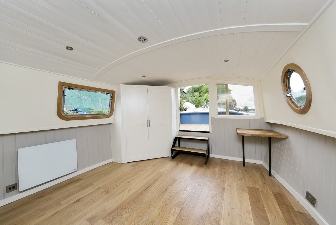 Widebeam-narrowboat-for-sale-Lounge-Home-comforts TW12 2HF