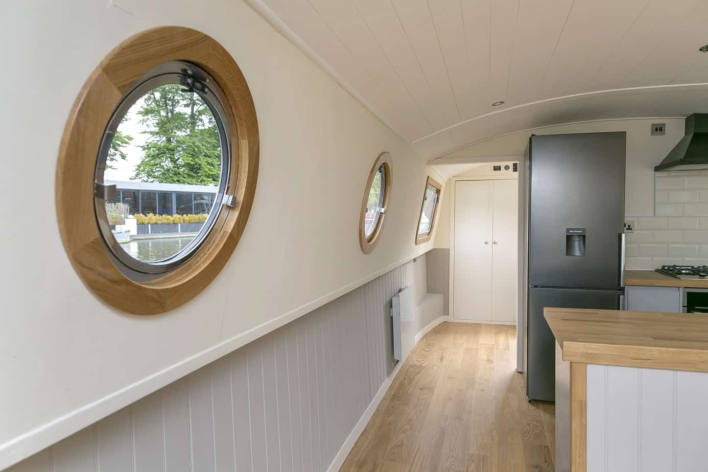 Widebeam-narrowboat-for-sale-entrance-hall-Home-Comforts TW12 2HF